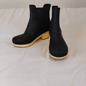 FRYE AND CO. Black Ankle Boots with Tan Soles